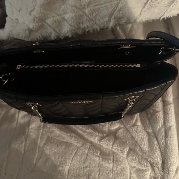 Like new only used a few times .. classy bag ❤️ smoke free home - Picture 3 of 3